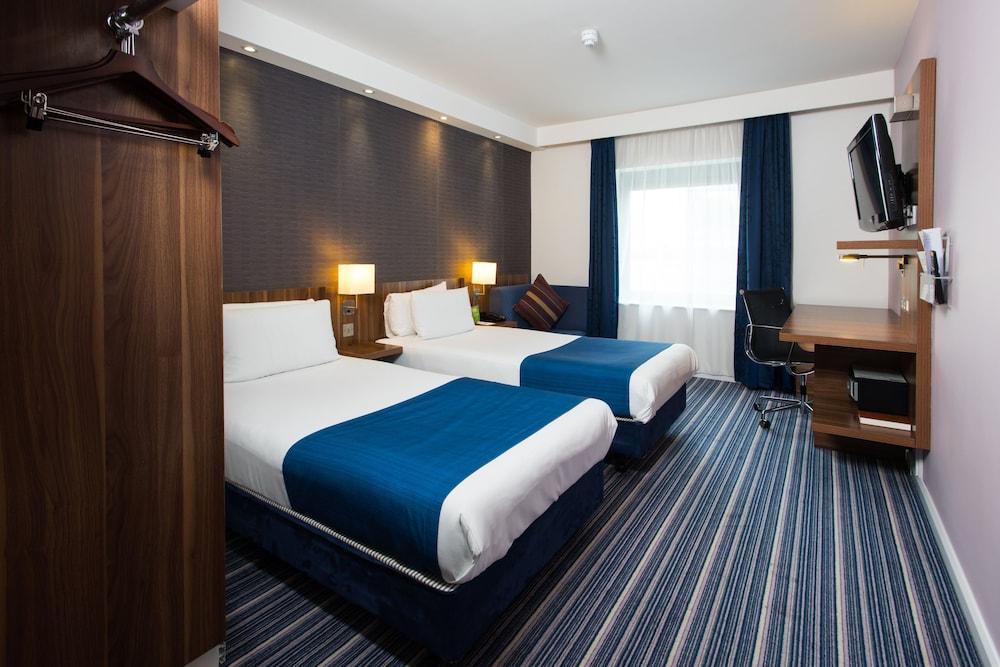 Holiday Inn Express London-Wimbledon-South, An Ihg Hotel Exterior photo