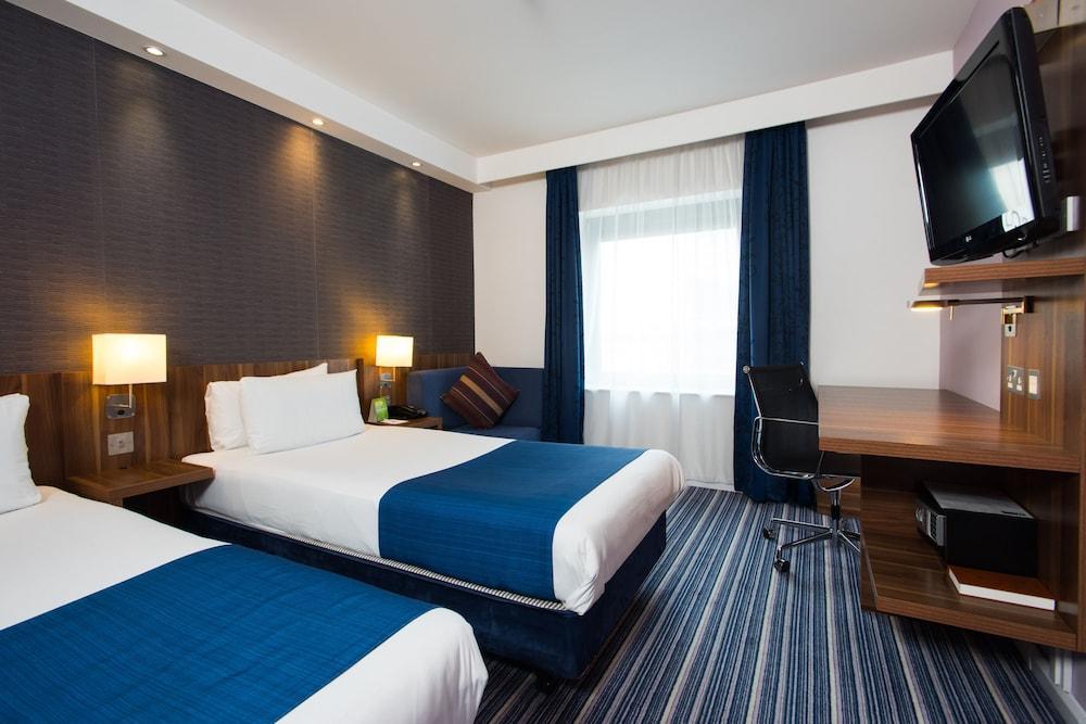 Holiday Inn Express London-Wimbledon-South, An Ihg Hotel Exterior photo