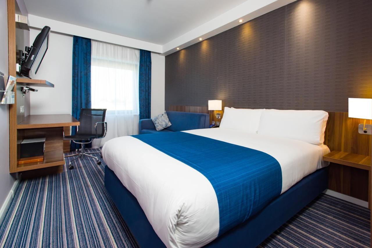 Holiday Inn Express London-Wimbledon-South, An Ihg Hotel Exterior photo