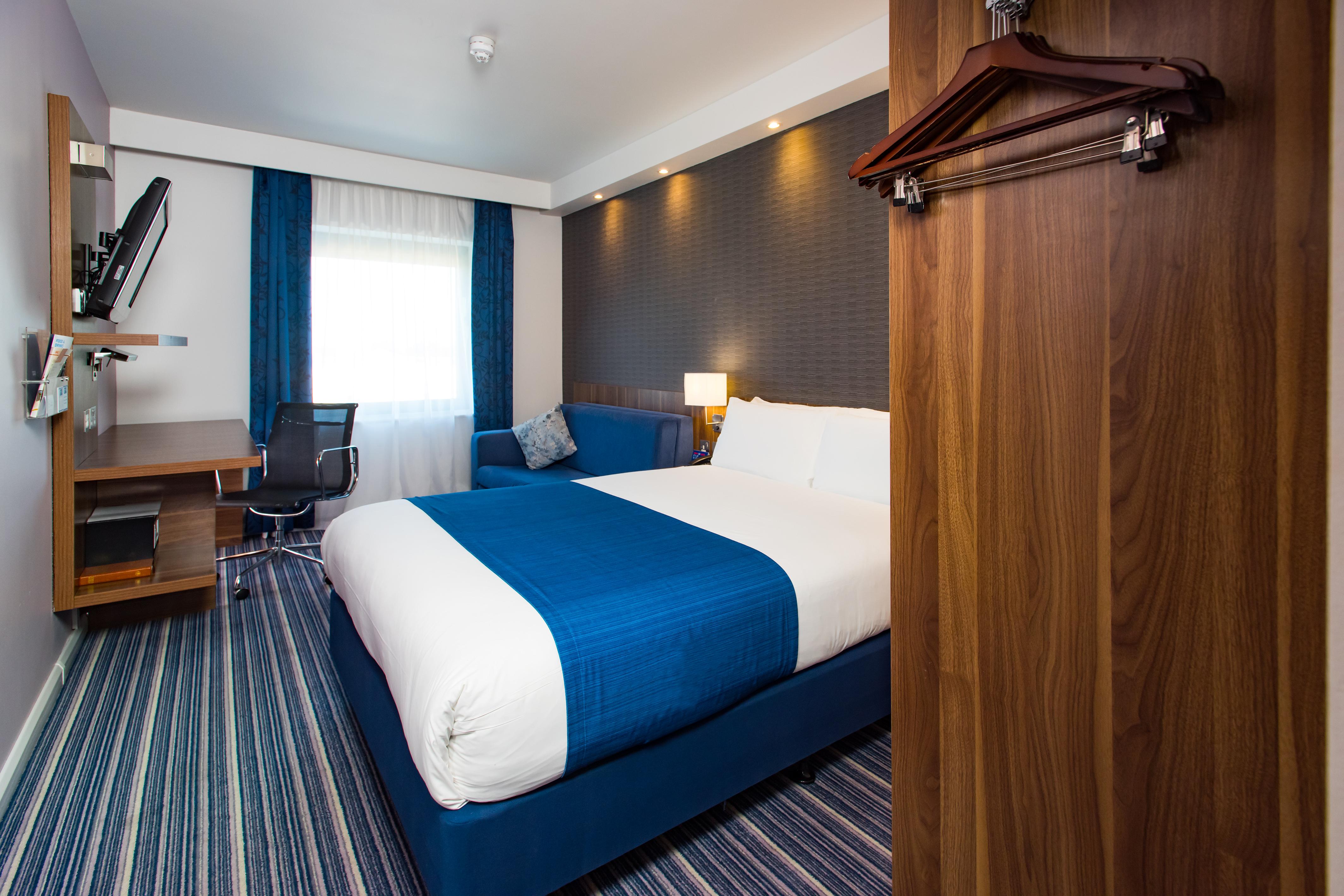 Holiday Inn Express London-Wimbledon-South, An Ihg Hotel Exterior photo