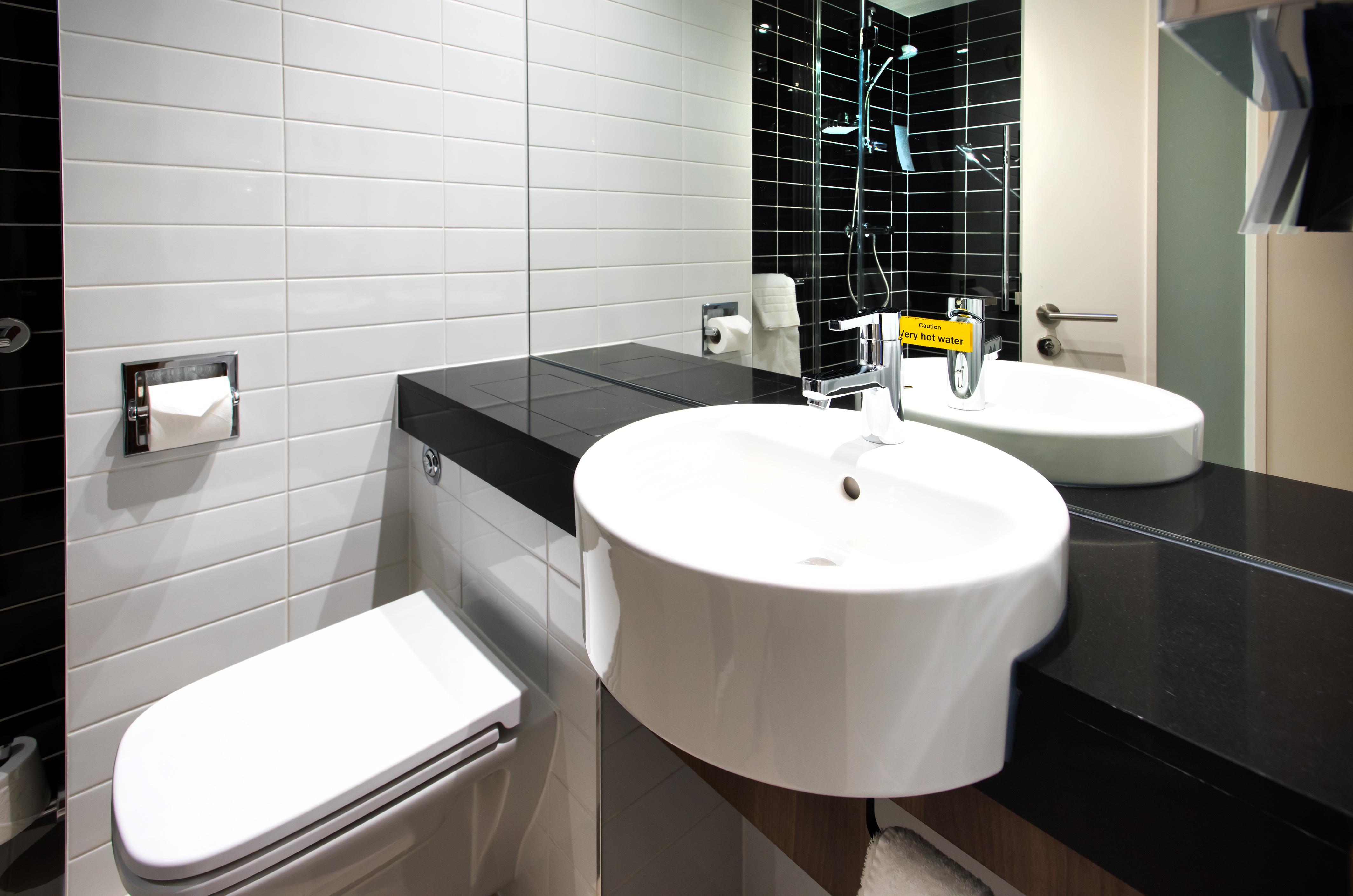 Holiday Inn Express London-Wimbledon-South, An Ihg Hotel Exterior photo