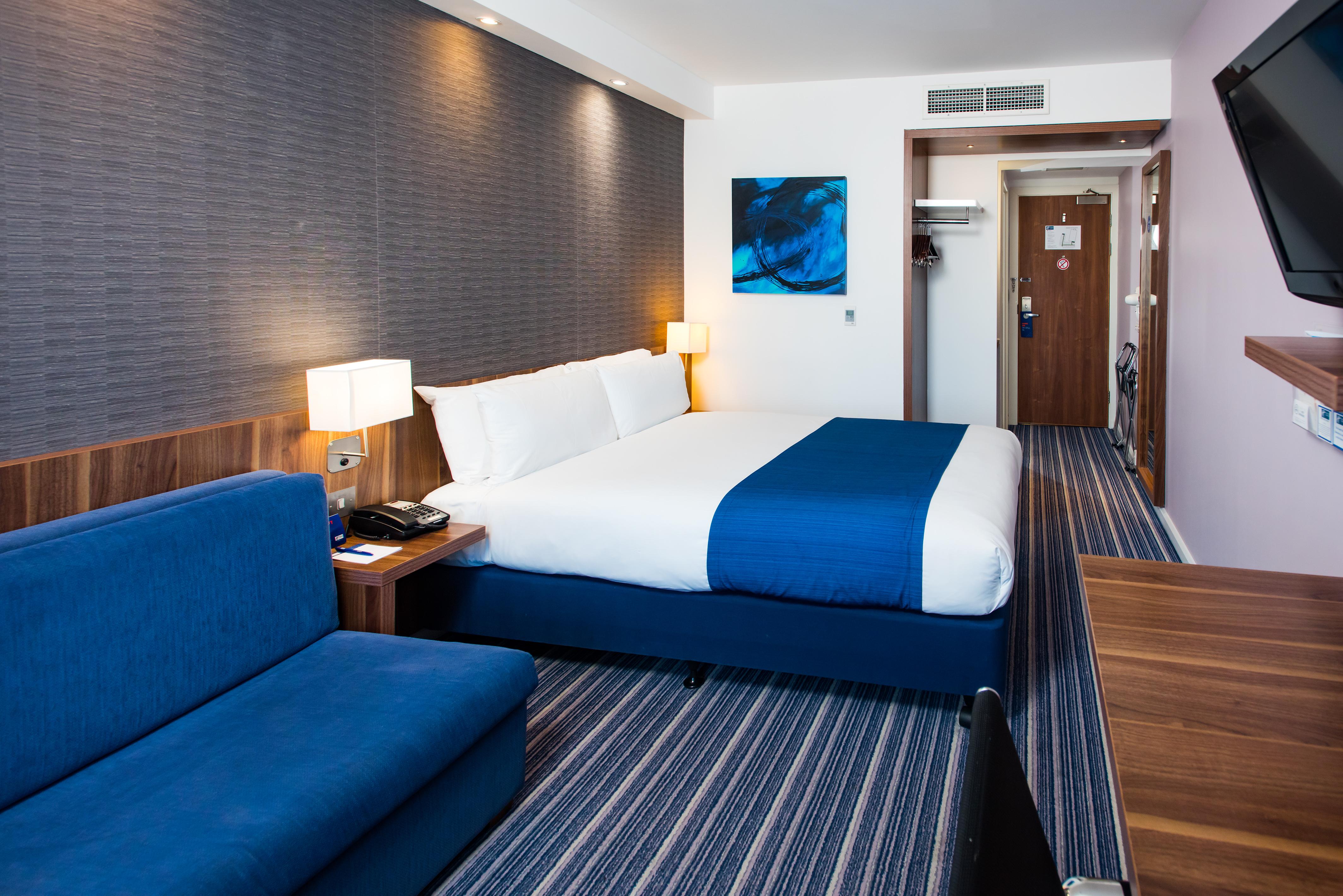 Holiday Inn Express London-Wimbledon-South, An Ihg Hotel Exterior photo