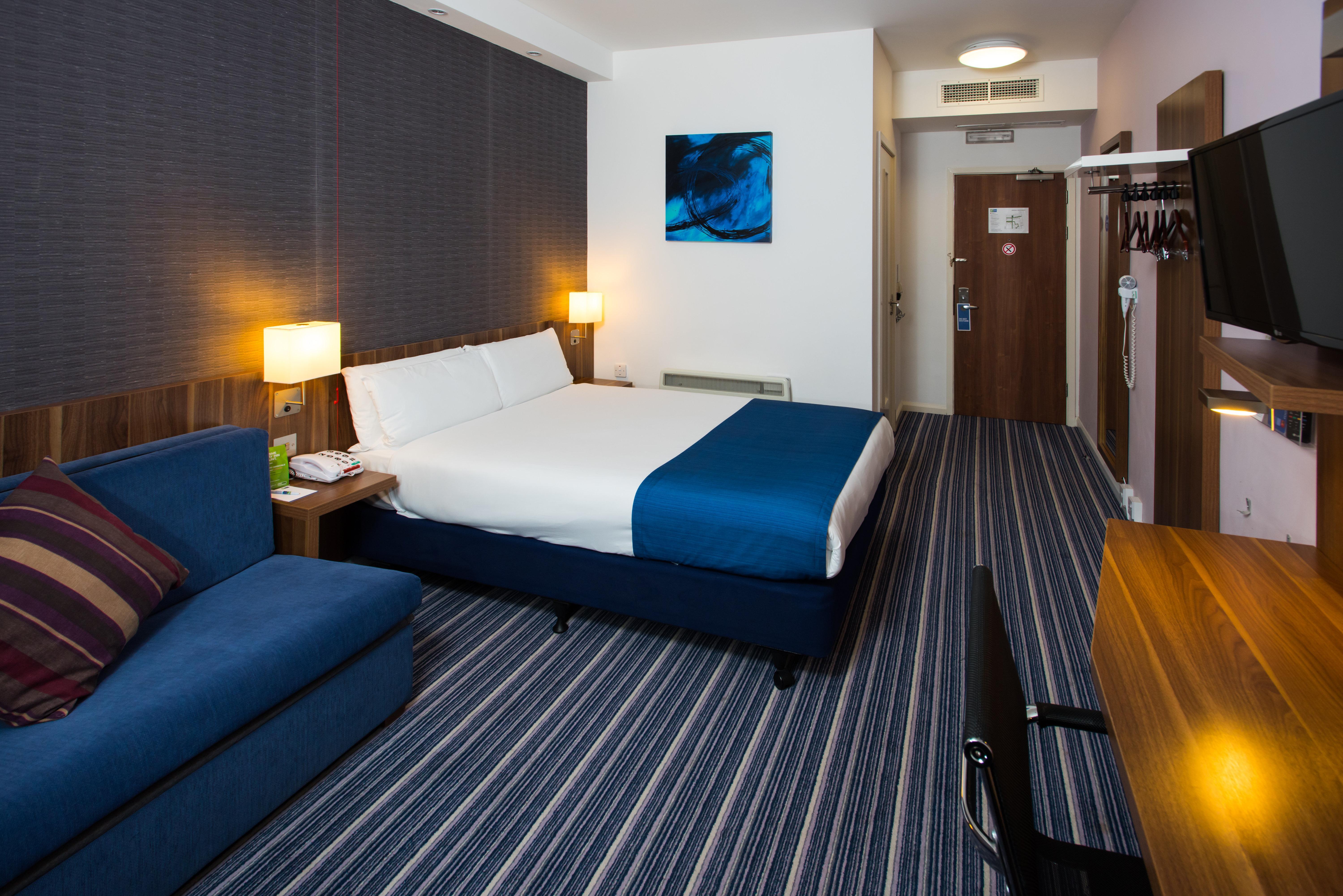 Holiday Inn Express London-Wimbledon-South, An Ihg Hotel Exterior photo
