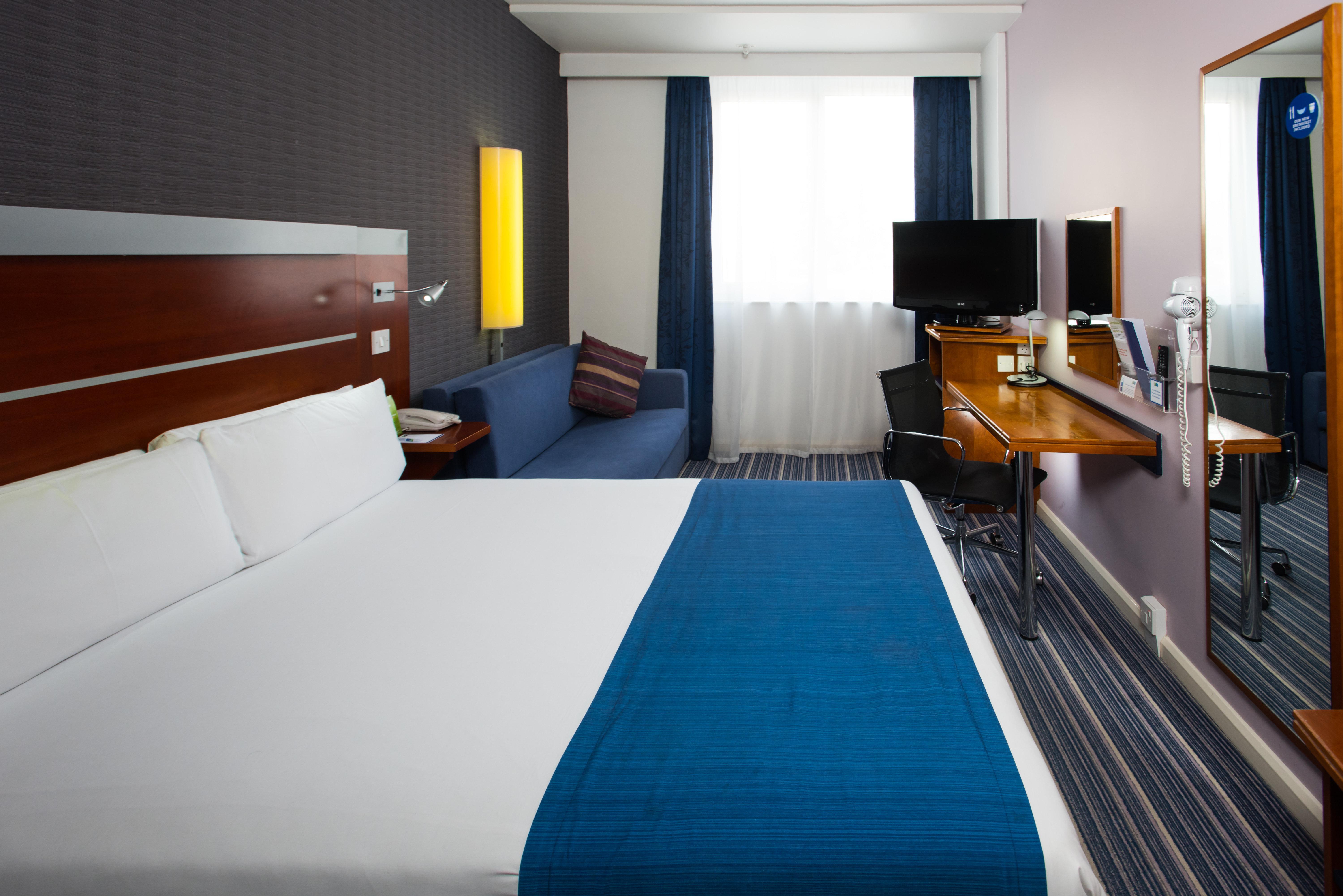 Holiday Inn Express London-Wimbledon-South, An Ihg Hotel Exterior photo