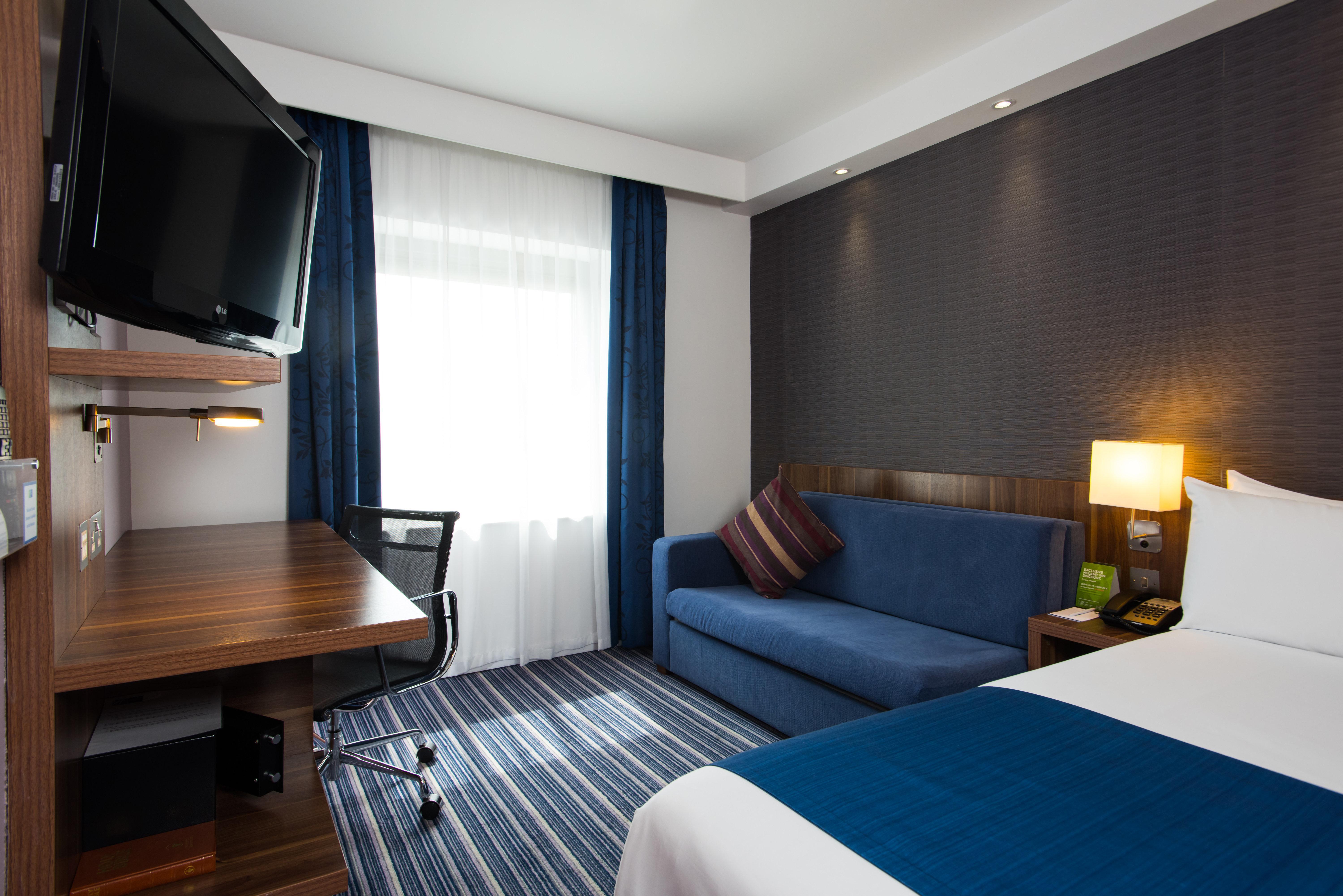 Holiday Inn Express London-Wimbledon-South, An Ihg Hotel Exterior photo