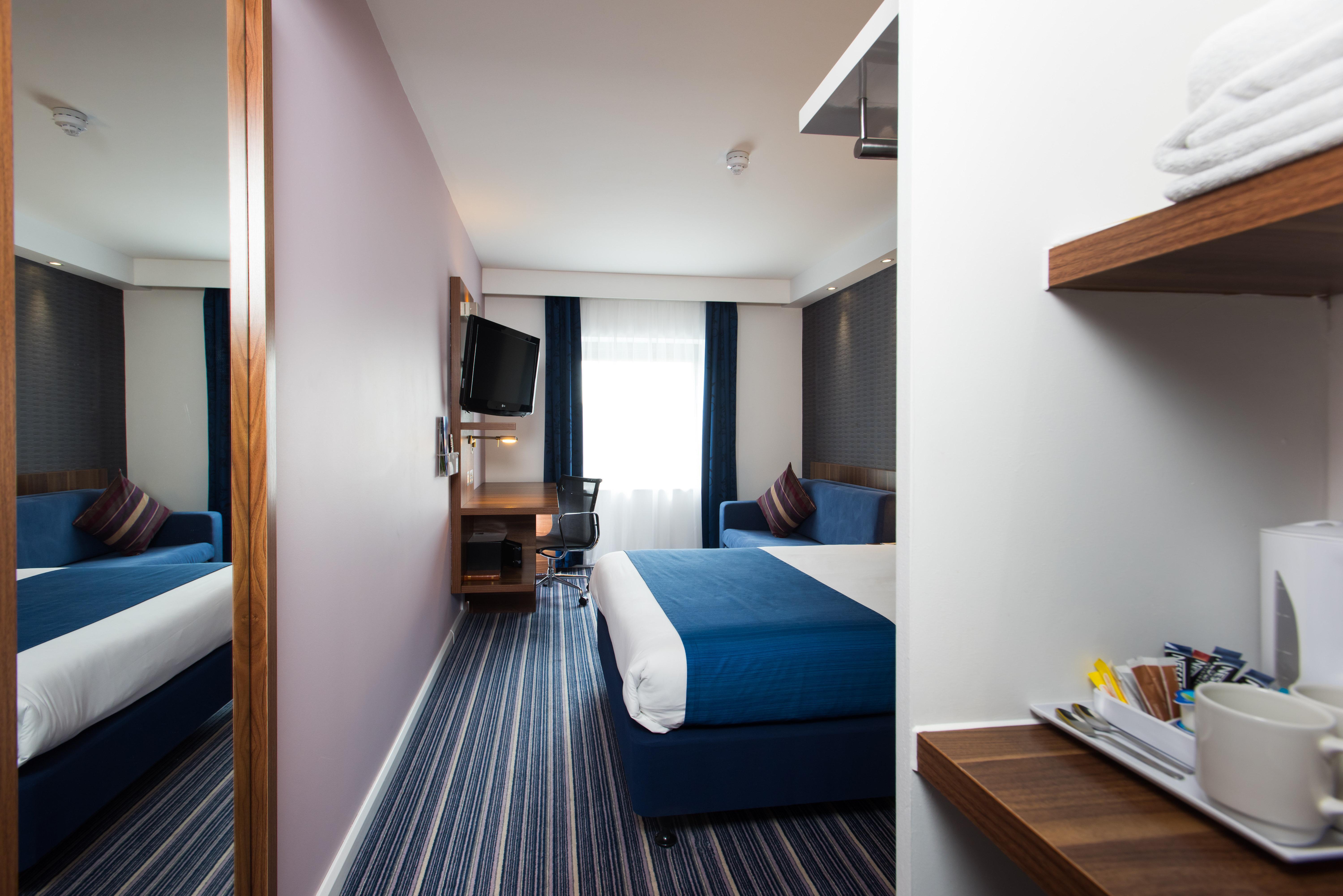 Holiday Inn Express London-Wimbledon-South, An Ihg Hotel Exterior photo