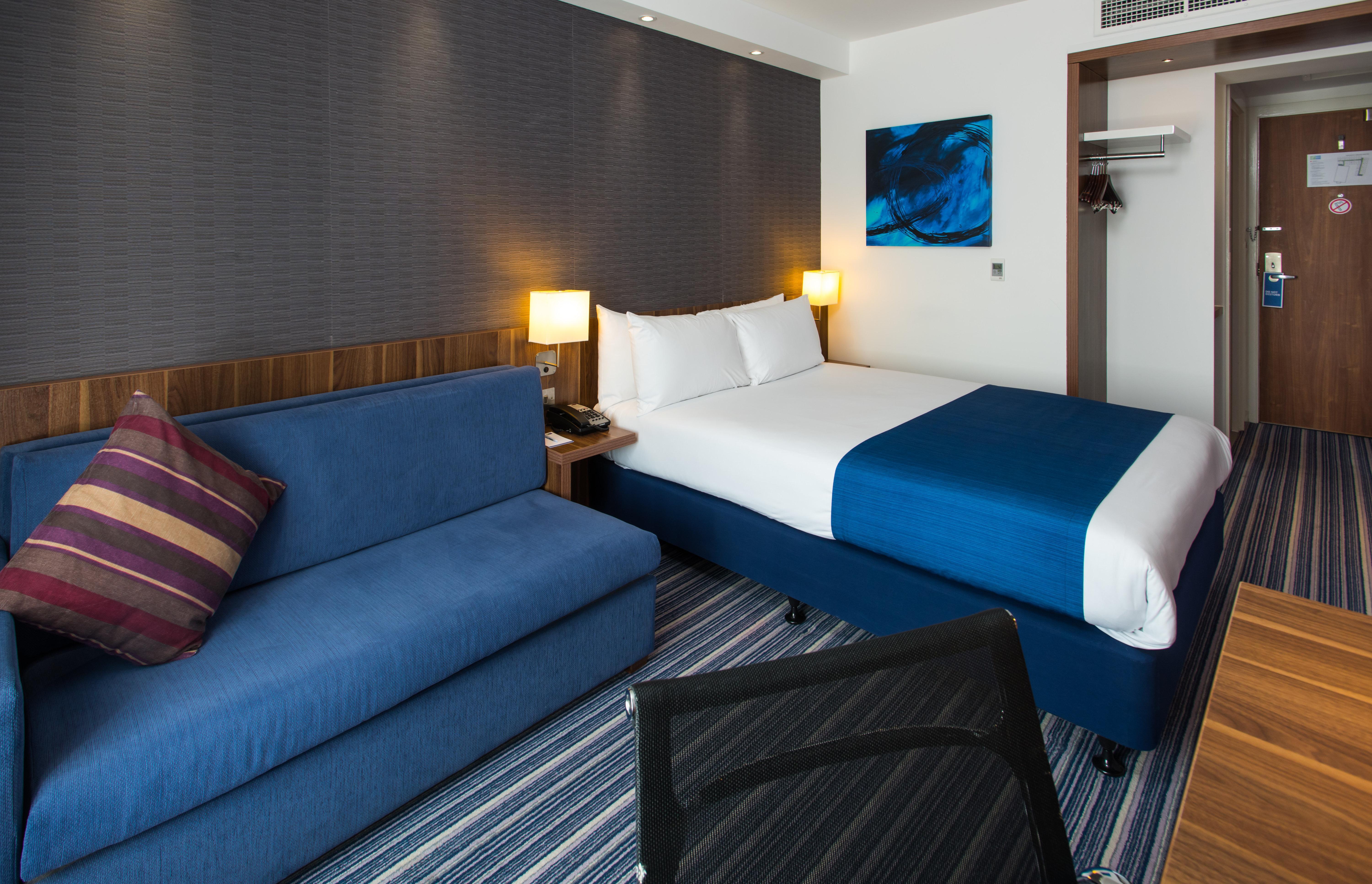 Holiday Inn Express London-Wimbledon-South, An Ihg Hotel Exterior photo