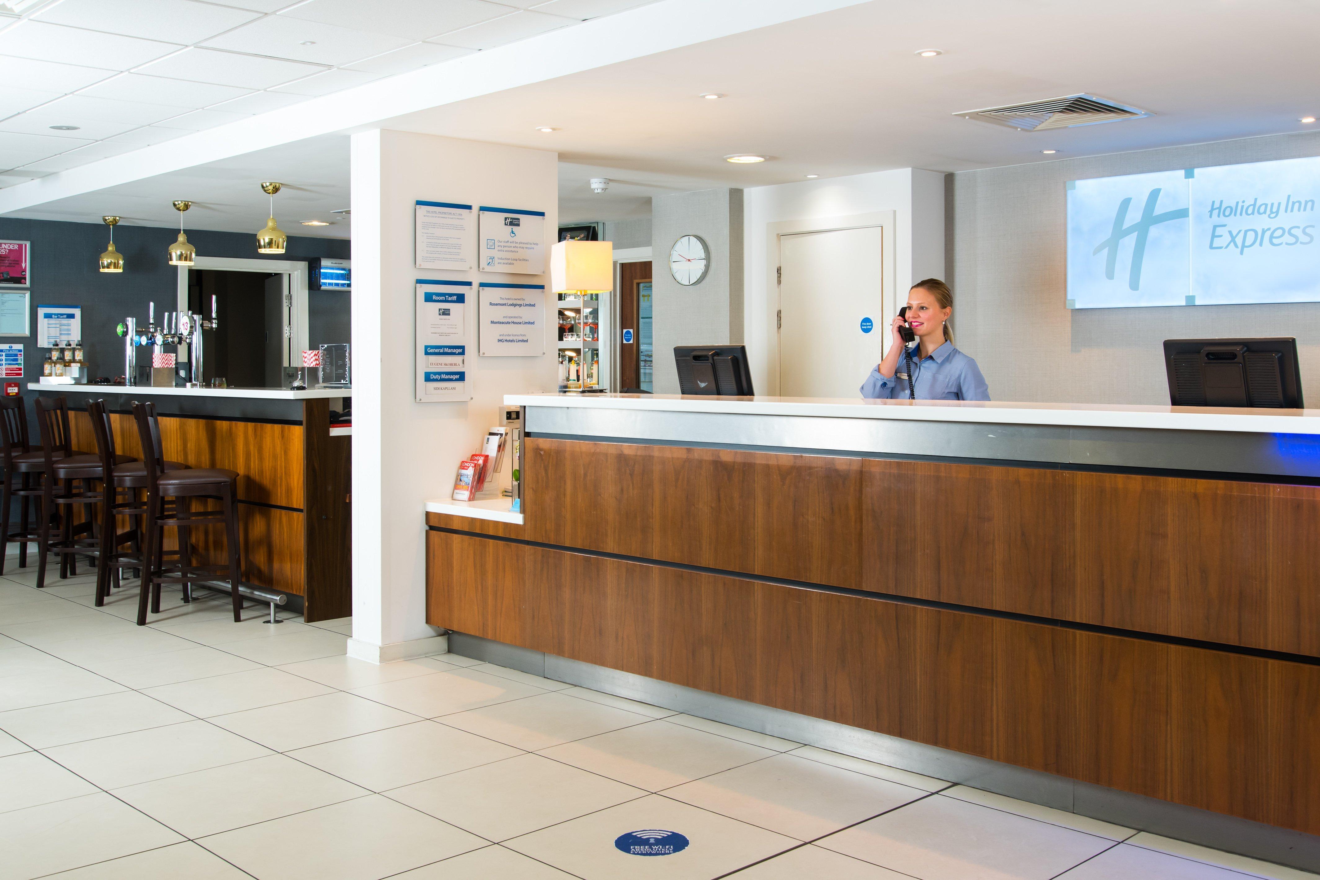 Holiday Inn Express London-Wimbledon-South, An Ihg Hotel Exterior photo