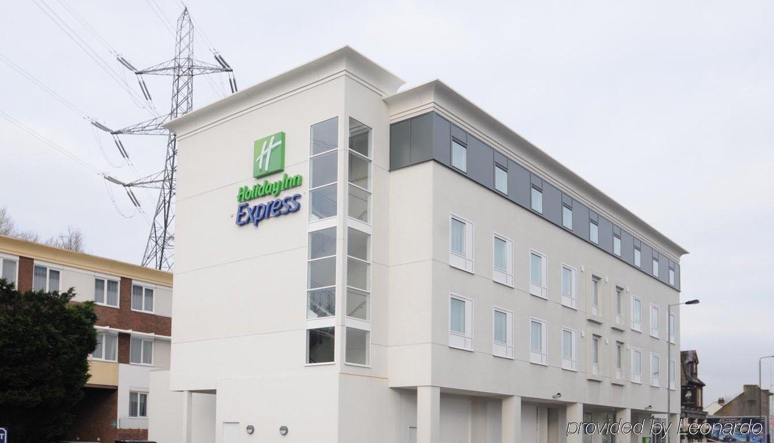 Holiday Inn Express London-Wimbledon-South, An Ihg Hotel Exterior photo